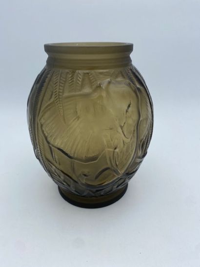Un vase en verre moulé fumé à décor d'éléphants
H...