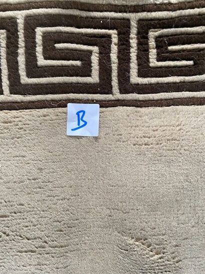 CHINE - Un tapis en laine à fond beige à...