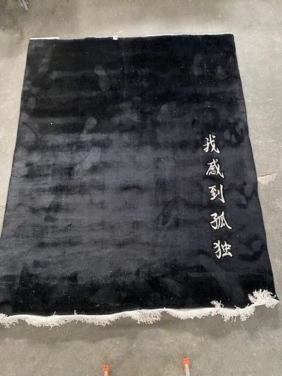 CHINE - Un tapis en laine à points noués...