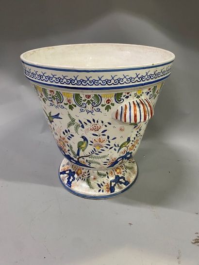 ROUEN
A large polychrome earthenware pot...