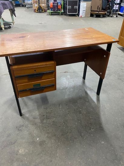 Un bureau demi-ministre en bois de placage...