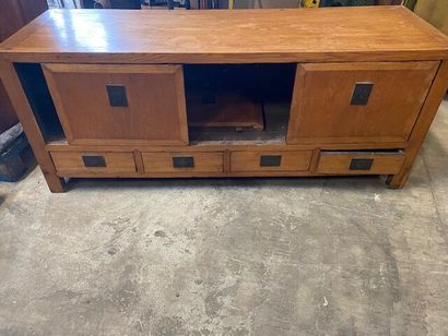 1 buffet bas en bois naturel à 3 portes coulissantes...