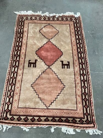 CHINE - Un tapis en laine à points noués...