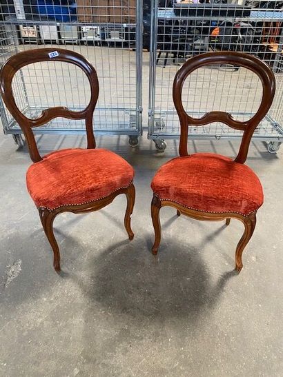 Paires de chaises à dossier ajouré en noyer...
