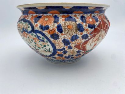 IMARI
Une jatte en porcelaine à décor polychrome...