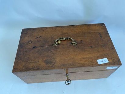 Un coffret en bois naturel 
Poignée en bronze...