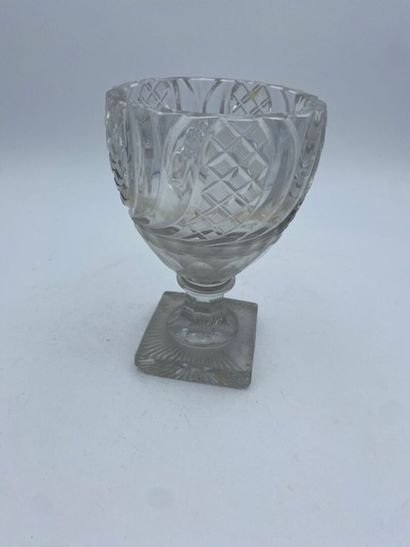 Une petite coupe en cristal taillé
H 19 ...
