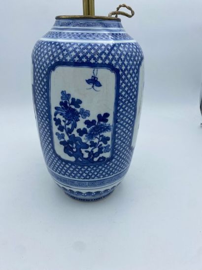 CHINA
Blue camaïeu porcelain vase decorated...