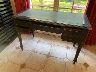 A flat desk in natural wood
Napoleon III...