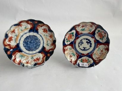 Paire d'assiettes à contour en porcelaine...