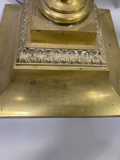 Un flambeau d'église en bronze à décor de...