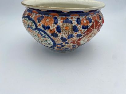 IMARI
Une jatte en porcelaine à décor polychrome...