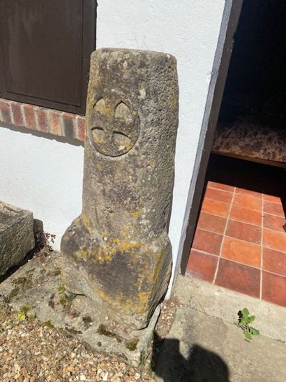 Une borne en grès à décor de la croix des...