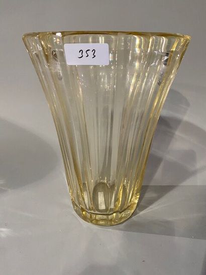 DAUM 
Un vase en cristal champagne
H 27 x...