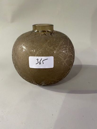 DAUM FRANCE
Un vase globulaire en verre fumé...