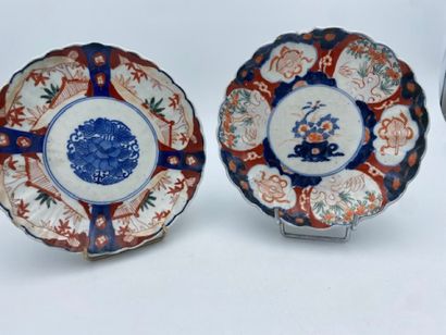 IMARI 
Deux assiettes à contour en porcelaine...