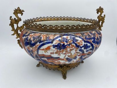 IMARI
Jardinière en porcelaine 
à décors...