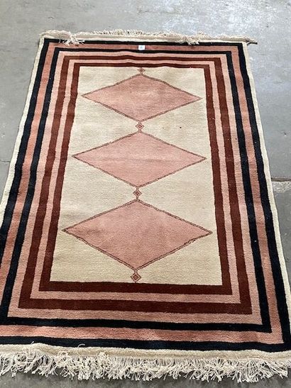 CHINE - Un tapis en laine à points noués...