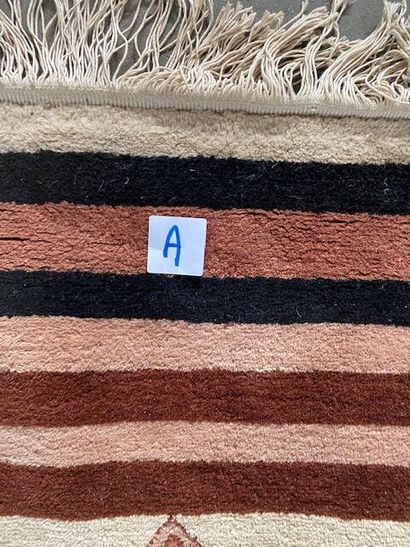 CHINE - Un tapis en laine à points noués...