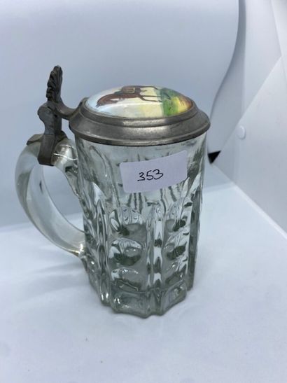 ref 9514/09 - A molded glass beer mug with...