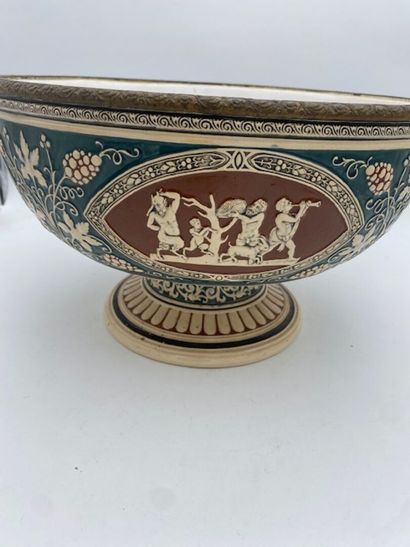 Une coupe sur piédouche en faïence à décor...