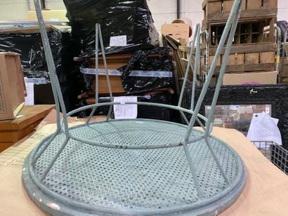 Une petite table en métal ajouré relaqué...