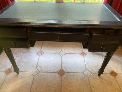 A flat desk in natural wood
Napoleon III...