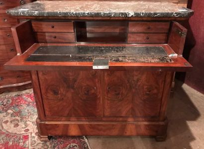 Buffet bureau en placage de noyer
Il ouvre...