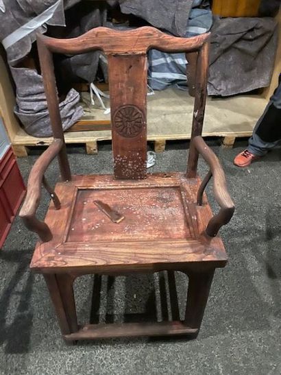 Deux fauteuils de mandarin en bois teinté...