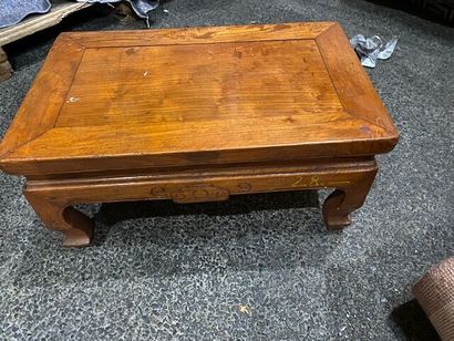 1 table basse en camphrier mouluré reposant...
