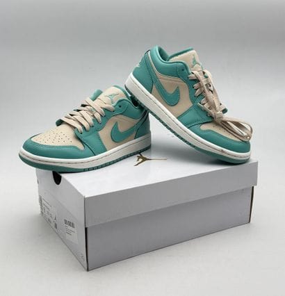 NIKE AIR JORDAN 
Pair of AR JORDAN 1 LOW...