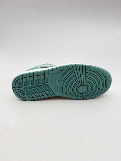 NIKE AIR JORDAN 
Pair of AR JORDAN 1 LOW...