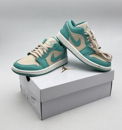NIKE AIR JORDAN 
Pair of AR JORDAN 1 LOW...