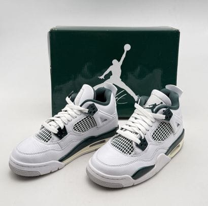 NIKE AIR JORDAN 
Pair of AIR JORDAN 4 RETRO...