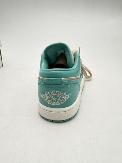 NIKE AIR JORDAN 
Pair of AR JORDAN 1 LOW...