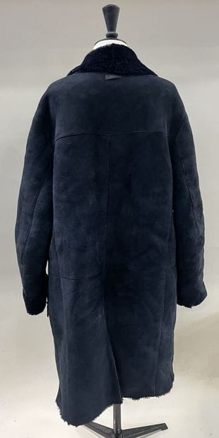 ARMANI COLLEZIONI.
A women's coat in black...