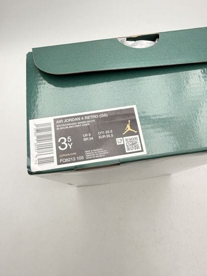 NIKE AIR JORDAN 
Pair of AIR JORDAN 4 RETRO...