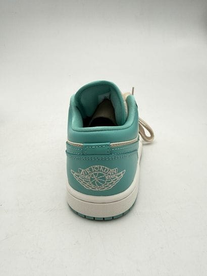 NIKE AIR JORDAN 
Pair of AR JORDAN 1 LOW...