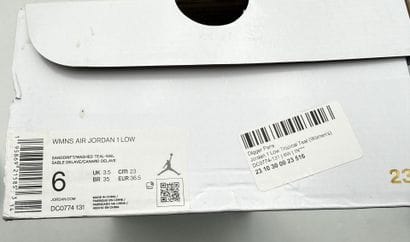 NIKE AIR JORDAN 
Pair of AR JORDAN 1 LOW...