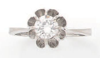 Solitaire ring in white gold set with a round...