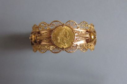 Rigid closed gold bracelet decorated with...