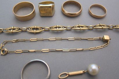 Set of gold jewellery including: ring, wedding...