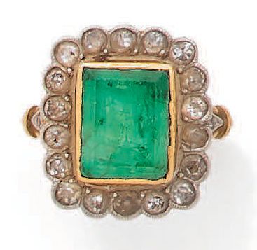 Ring decorated with a rectangular emerald...