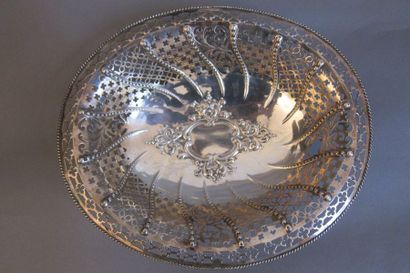 Oval bread basket in English silver with...