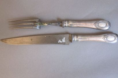 Covered to cut the game with a silver handle...