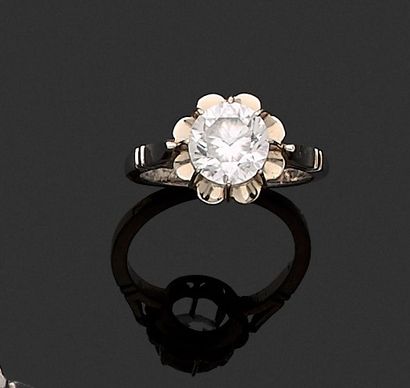 * Ring in white gold decorated with a white...