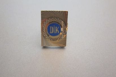 Yellow gold ring, the rectangular tray decorated...
