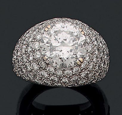 Ring decorated with a main brilliance on...