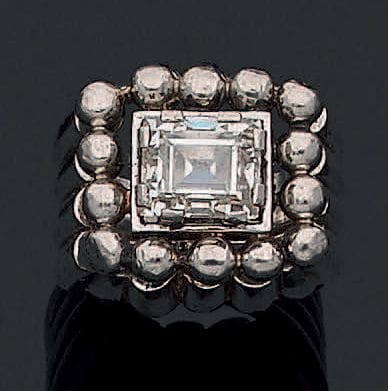 Platinum ring with a gadrooned pattern set...