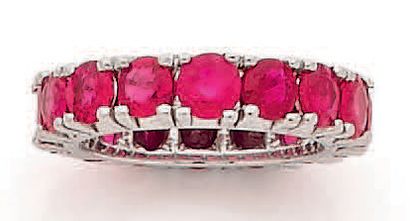 Alliance of 16 shiny rubies. White gold setting.
Finger...